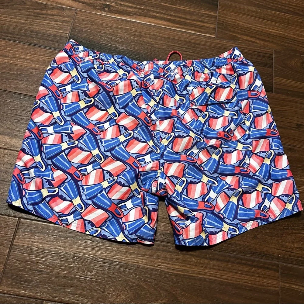Vineyard Vines Men’s Swim Trunks XXL Flippers Fins‎ Design 6” Inseam